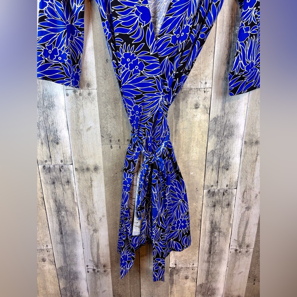 NEW Diane Von Furstenberg Julian Wrap Dress in Royal Blue Floral Size 10. - Picture 5 of 9
